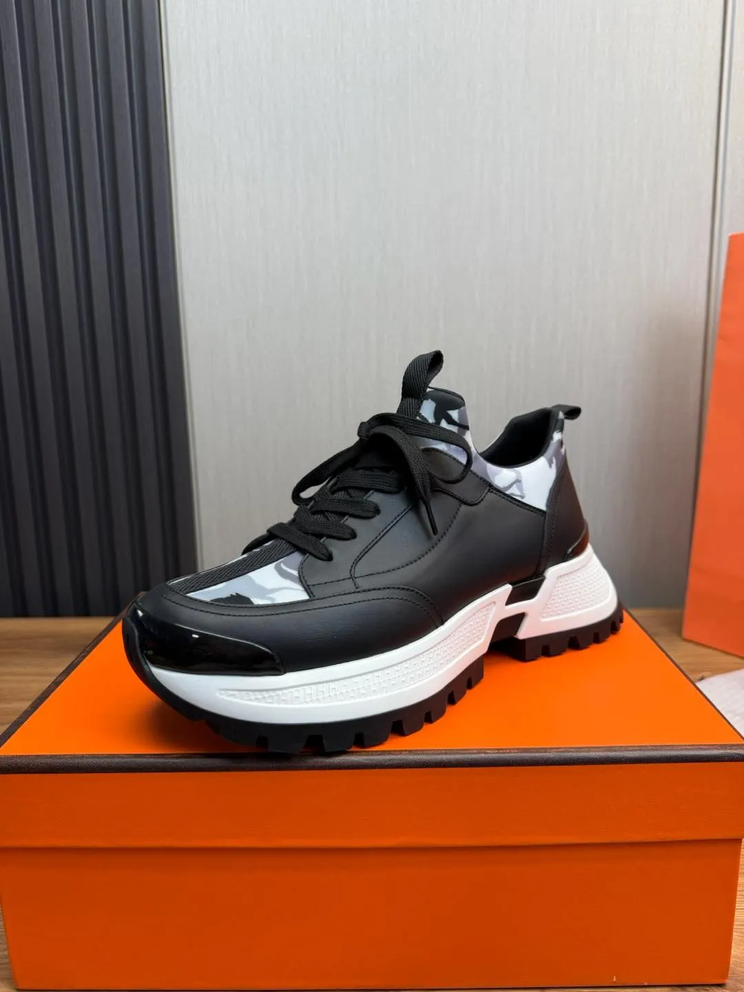 Men's men's shoes 💰780💰 HERMES/Hermès ** men's sports shoes The uppers are made of printed high-tech jersey fabric and calfskin sports shoes. The oversized sole features a geometric pattern and signature "H" detailing for an outdoor style. Black rubber sole, white rubber midsole, black and orange rubber inserts, tundra green lambskin insole, black high-tech canvas lining! Size: 39-40-41-42-43-44 (customized in 38.45)